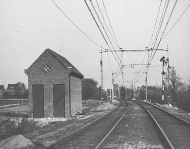 886030 Gezicht op het schakelstation van de N.S. voor de voeding van de bovenleiding langs de spoorlijn te Valkenburg, ...